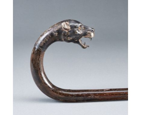 Spazierstock mit RaubkatzenkopfUm 1900. 800er Silber. Holz. Punzen: Herst.-Marke, 800, Halbmond/Krone. L. 91 cm.