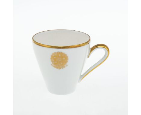 Obertasse aus dem Service von BrasilienHeinrich &amp; Co., Selb um 1968. Porzellan, weiß, glasiert. Wappen / Emblem in Gold d