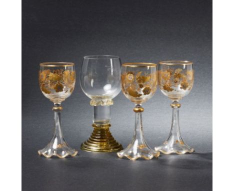 3 kleine Römer mit Blumen in Gold und Platin und 1 RömerUm 1920 und Ende 19. Jh. Farbloses Glas. Umlaufende Blumen und Blätte