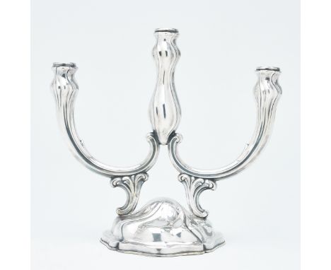 3flg. Tafelleuchter im Barock-StilWilhelm Binder/Schwäbisch Gmünd. 835er Silber. Punzen: Herst.-Marke, 835, Halbmond/Krone. 2