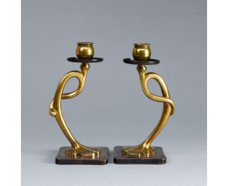 Paar Jugendstil KerzenleuchterUm 1900. Bronze, teilpatiniert. Unbez. H. 20 cm. Patina tlw. minim. ber. - Prov.: Privatsammlun