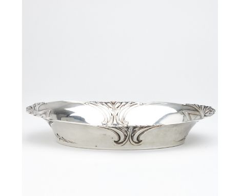 Jugendstil BrotschaleHugo Böhm/Schwäbisch Gmünd. 800er Silber. Punzen: Herst.-Marke, 800, Halbmond/Krone. 5,5 x 32 x 18,5 cm.