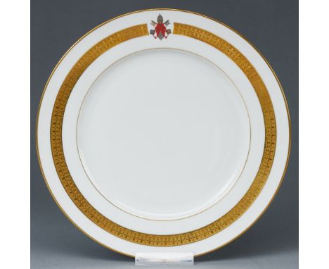 Speiseteller aus dem Tafelservice des Papstes Paul VI.Heinrich Porzellan, Selb 1964. Porzellan, weiß, glasiert. Reliefgoldran