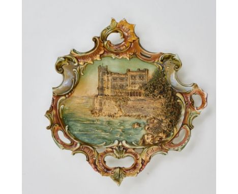 Wandbild - Burg an SteilküsteKeramik, heller Scherben. Polychrom bemalt. Voluten glasiert. Rückseite weißlich bemalt. Auf der