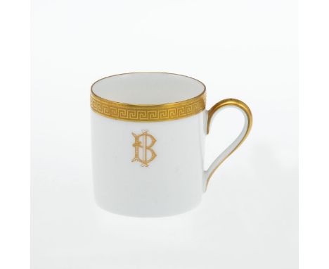 Obertasse mit Monogramm IBHeinrich &amp; Co., Selb um 1968. Porzellan, weiß, glasiert. Monogramm in Gold dekoriert. Goldrand 
