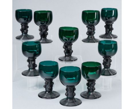 10 Römer19. Jh. / 20. Jh. Dunkelgrünes Glas. Abriss. H. 11,5 cm. Scheibenfuß, oben aufgesponnener Faden. Schaft mit sechs Bee