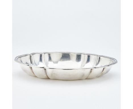 Brotschale im Barock StilWilkens/Bremen. 830er Silber. Punzen: Herst.-Marke, 830, Halbmond/Krone. 5 x 31 x 21 cm. Gew.: 452 g