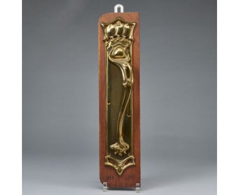 Jugendstil - TürgriffErste Hälfte 20. Jh. Bronze, Eichenholz. Als Verkaufsmuster auf ein Eichenholz geschraubt.  Hinter dem B