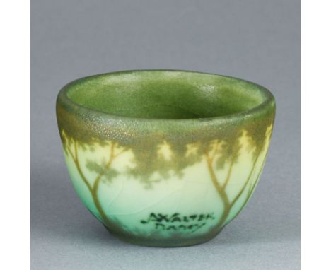 Vase - Landschaft mit BäumenVictor Amalric Walter, Nancy 1919-1932. Keramik, heller Scherben. Gelb, grün, braun, grün bemalt.