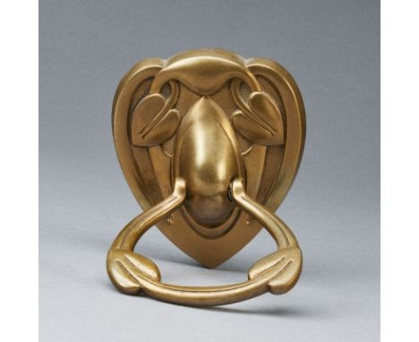 Jugendstil-Klingelzug.Um 1900. Bronze, reliefiertes, florales Dekor. Minim. Korrosionsspuren. Rückseitige Prägungen "GES. GES