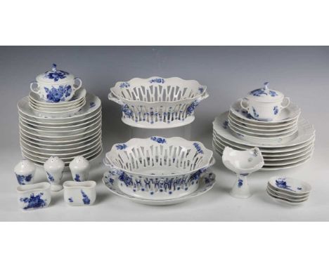 A Royal Copenhagen Blue Flower Curved pattern part service, 1960s, comprising six dinner plates 26cm diameter, twelve dessert