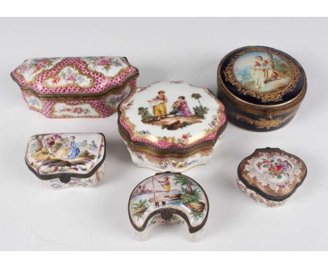 A Paris porcelain Meissen style gilt metal mounted trinket box with hinged lid, late 19th century, painted with figures and f
