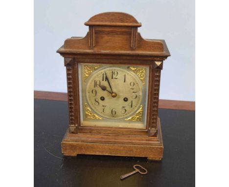 Early 20th century oak cased mantel clock, 35cm high    
