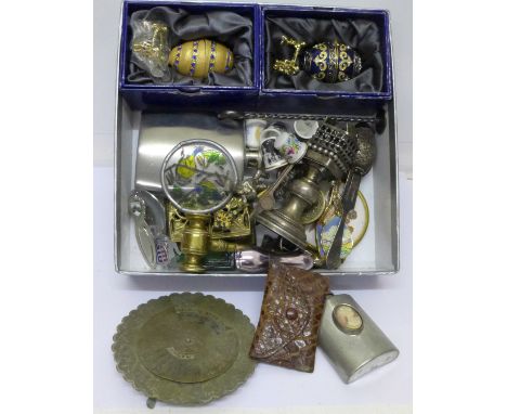 Two decorative eggs, caddy spoon, 28-year calendar, etc.