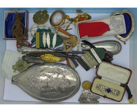 A heart shaped silver photograph frame, a silver backed mirror and silver handled button hooks, a/f, costume jewellery and me
