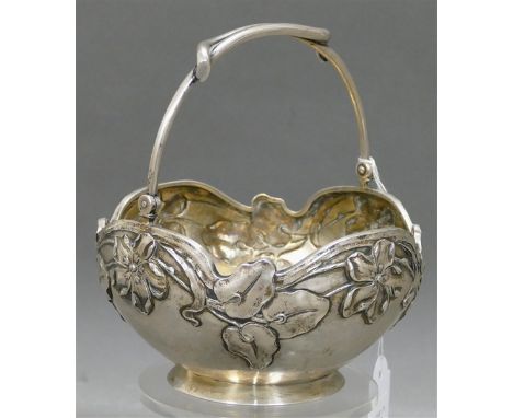 Henkelschale, Silber, punziert, 84, Russland, Fabergé, Reliefarbeit, Blumendekor, Wellrand, rund, ca 346 g, d 14 cm, h mit He