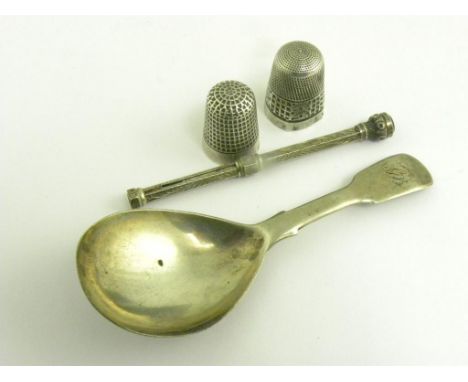 A GEORGE IV SILVER CADDY SPOON, LONDON 1828, TWO SILVER THIMBLES AND A PENCIL