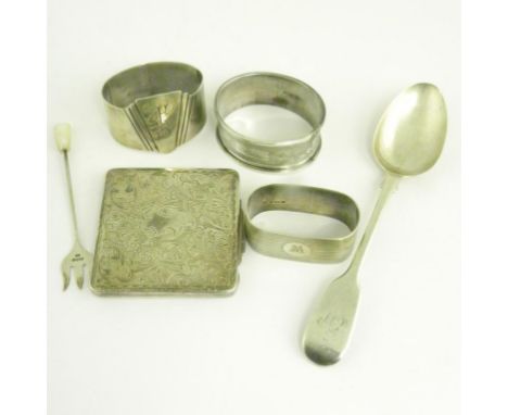 THREE SILVER NAPKIN RINGS, VARIOUS MAKERS AND DATES A SILVER SPOON, PICKLE FORK AND CONTINENTAL SILVER SQUARE COMPACT, 3OZS W