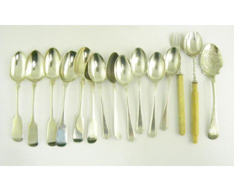 SIX VARIOUS SILVER TEA SPOONS AND A SMALL QUANTITY OF PLATED FLATWARE, 3OZS WEIGHABLE