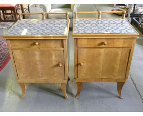 A PAIR OF CONTINENTAL ART DECO LIGHT WOOD BEDSIDE CUPBOARDS ON SPLAYED FEET