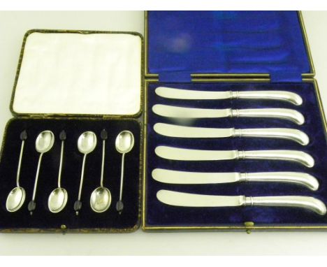 A SET OF SIX GEORGE V SILVER BEAN TERMINAL COFFEE SPOONS, SHEFFIELD 1929 AND A SET OF SIX SILVER PISTOL HAFTED TEA KNIVES, BO