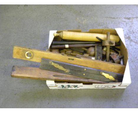 A QUANTITY OF VICTORIAN AND LATER TOOLS AND TREEN INCLUDING PARALLEL RULE, LEVEL, ROLLING PIN, GAUGES, ETC