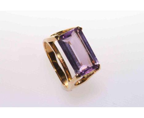 18 carat gold and amethyst ring, stamped 750, size J, 5 grams