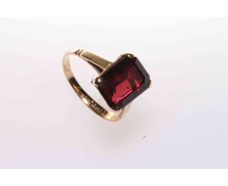 9 carat gold and garnet ring, size J½