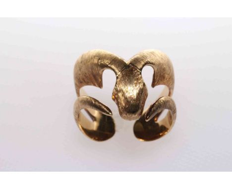 Greek ring, in the form of a rams heads, stamped K18 GREECE, 7 grams