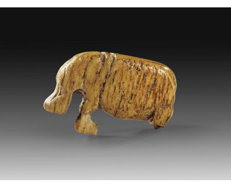 Nilpferd. Naquada I - III, 4500 - 3000 v. Chr.(?). L 2,7cm H 1,9cm. Bein. Schöne Oberfläche, abgesehen von links vorne fehlen