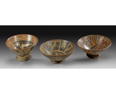 Drei Carchi Fußschalen. ca. 1200 n. Chr. ø 18,7 - 20,2cm, H 8,7 - 11,1cm. Ton mit schwarzem Überzug, bemalt in Beige und Rot.