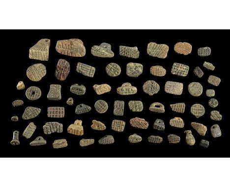 Sammlung Stempelsiegel mit geometrischem Dekor. Mesopotamien, 6. - 5. Jt. v. Chr. Aus verschiedenen Steinsorten, v.a. Steatit