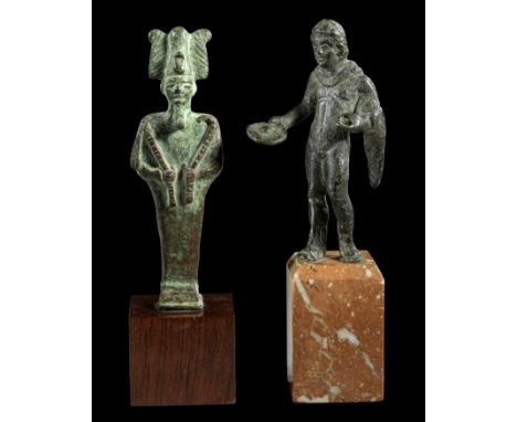 Hermes und Osiris. Römische Kaiserzeit, 2. Hälfte 2. Jh. n. Chr. Bronzefigur des Hermes mit Schultermantel, Patera und Schuhe