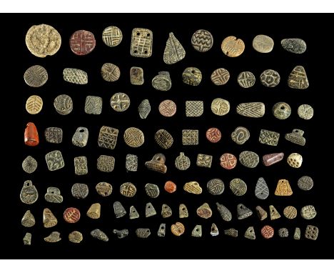 Sammlung Stempelsiegel mit geometrischem Dekor. Mesopotamien, Uruk, 5. - 4. Jt. v. Chr. Vorwiegend Chlorit, Serpentin oder St