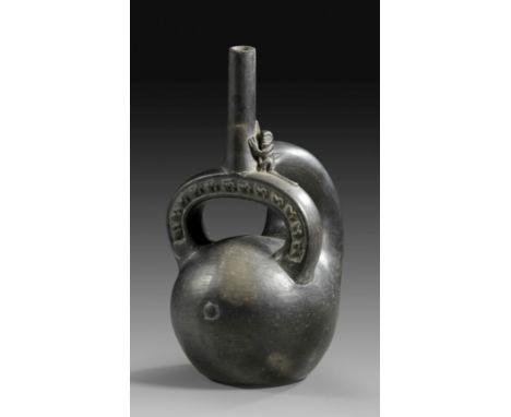 Kürbisgefäß. Chimú, ca. 1350 - 1500 n. Chr. H 22,2cm. Ton mit dunkelgrauem Überzug. Körper in Form eines gebogenen Kürbis, He