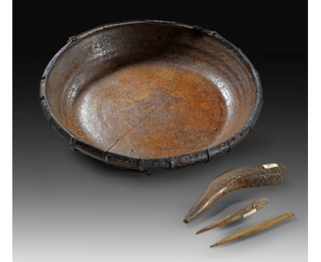 Kleine Sammlung neolithischer Knochenobjekte. Neolithisch: Nadel aus Knochen. L 11,4cm. Hornpfriem. L 10,3cm. Hirschhornbohre