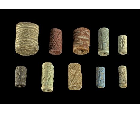 Sammlung Rollsiegel. 3. - 1. Jt. v. Chr. Aus Fritte und unterschiedlichen Steinarten. Die Abrollung zeigt geometrischen oder 