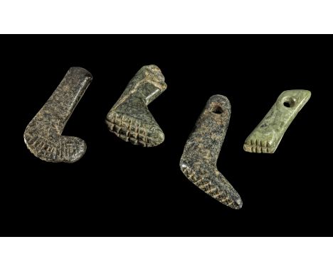 Sammlung anatolischer Amulett-Siegel. 5. - 4. Jt. v. Chr. Aus Serpentin. In Axt- oder Fußform, mit Bohrung, auf der Siegelflä