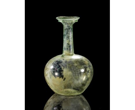 Große kugelige Flasche. Römische Kaiserzeit, 2. - 3. Jh. n. Chr. H 21,5cm, ø ca. 14cm. Bläuliches Klarglas. Bauchiger Körper 