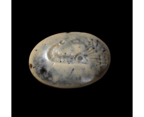 Gemme aus verbranntem Karneol. Römisch, 2. - 3. Jh. n. Chr. B 1,4cm. Querovaler Intaglio, darauf eine Garnele. Intakt. Proven
