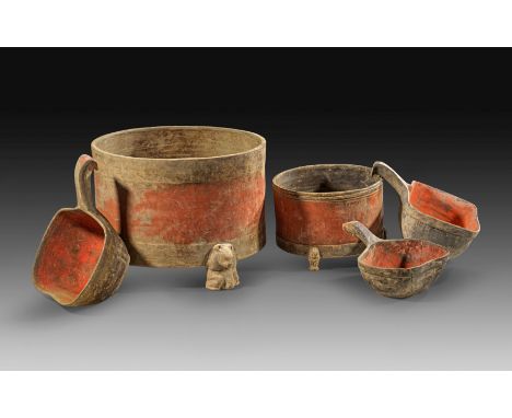 Set von zwei Töpfen und drei Schöpfkellen. Han-Dynastie, 206 v. Chr. - 220 n. Chr. Terrakotta mit teilweise rötlicher Bemalun