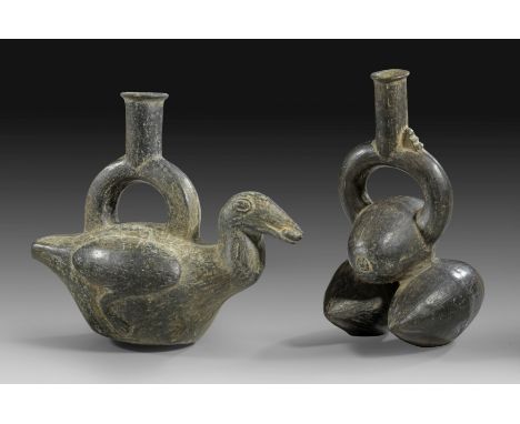 Zwei Chimú Gefäße. ca. 1350 - 1500 n. Chr. H 18 und 19,5cm. Ton mit dunkelgrauem Überzug. Zwei Steigbügelgefäße, eines in For
