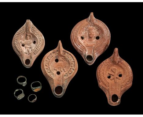 Kleine Sammlung Bronzeringe und römische Tonlampen. Vier spätantike Tonlampen mit Priester, Gorgoneion, Agnus Dei und Christo