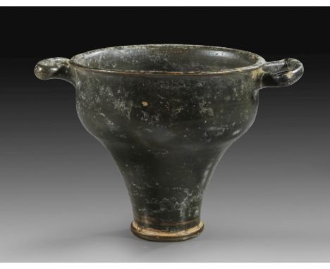 Attischer Skyphos der Glanztonware. Spätes 4. Jh. v. Chr. H 12,1cm, B 17,8cm, ø Mündung 12,6cm, ø Fuß 5cm. Ein Henkel gebroch