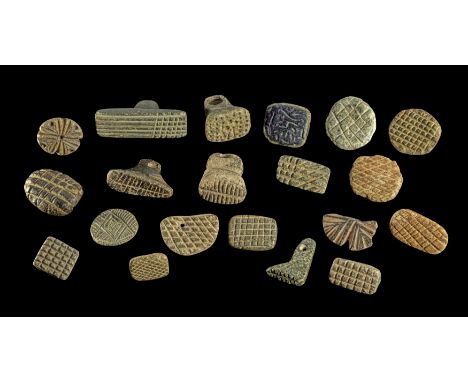 Sammlung Stempelsiegel. Mesopotamien, Anatolien, 6. - 4. Jt. v. Chr. Vorwiegend aus Steatit oder Serpentin. Mit durchbohrten 
