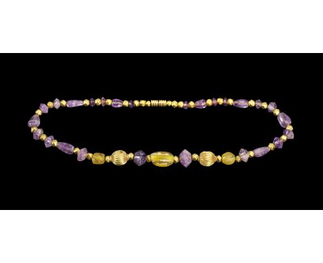 Halskette mit Amethyst- und Goldperlen. Hellenistisch, 3. Jh. v. Chr. - römisch, 2. Jh. n. Chr. L 40,5cm. Aus zwei runden und