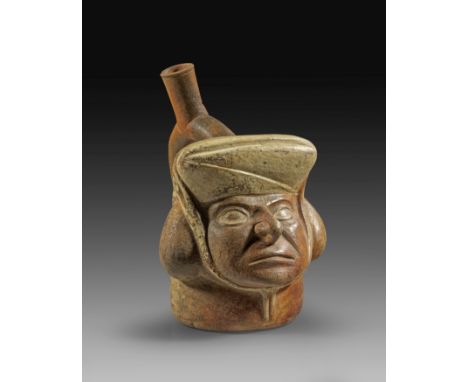 Kleines Kopfgefäß. Moche, ca. 100 - 700 n. Chr. H 18,3cm. Roter Ton mit brauner und beiger Bemalung. Steigbügelgefäß in Form 