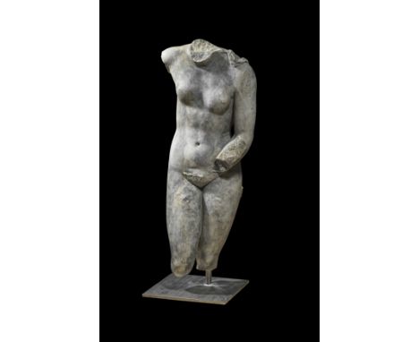 Torso der Aphrodite. Römische Kaiserzeit, 1. Jh. n. Chr. H 85cm. Weißgrauer, feinkristalliner Marmor. Nackter Frauentorso erh