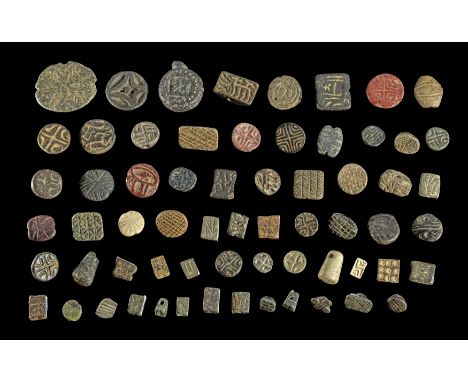 Sammlung Stempelsiegel mit geometrischem Dekor. Mesopotamien, Uruk, Anatolien, 5. - 3. Jt. v. Chr. Vorwiegend Chlorit, Serpen