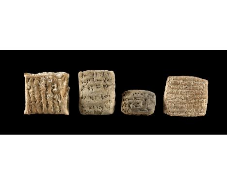 Sammlung von Keilschriftkissen. Sumerisch, 2. Jt. v. Chr. a) L 4,3cm, B 4,5cm, H maximal 2,4cm. Aus rötlichem Ton. Fragment v